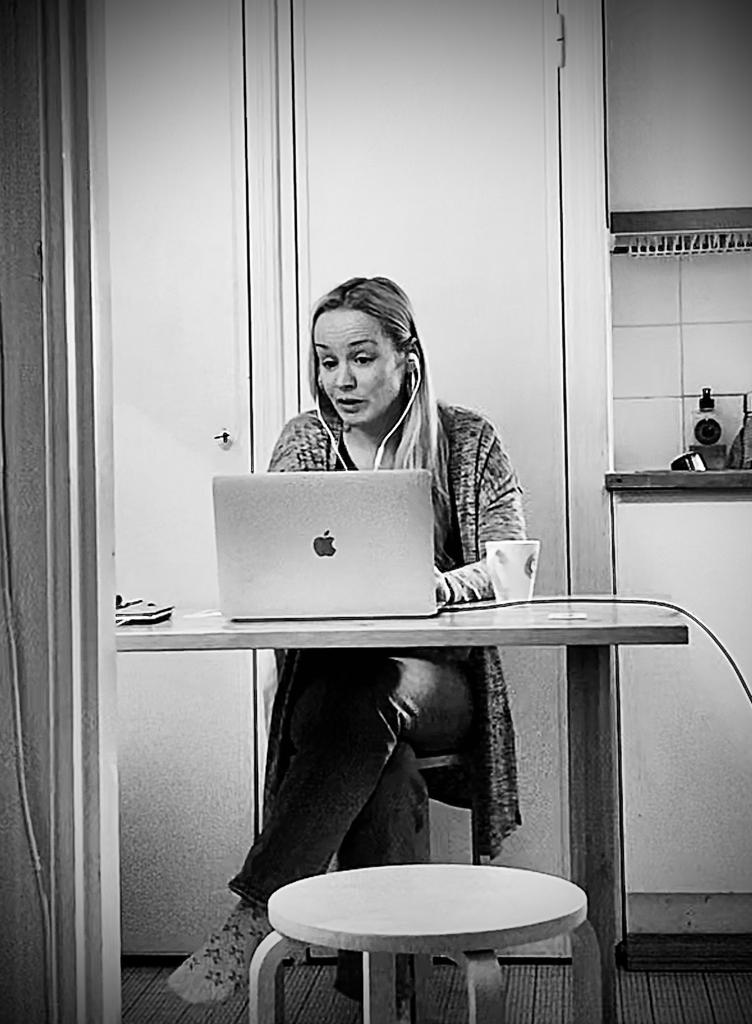 Kielenrauhaa ohjaava opettaja Hanna Huovari auttaa oppimaan suomea